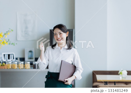 カフェで働く若い女性 131481249