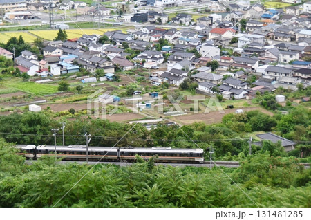 千曲市稲荷山の篠ノ井線を走行するしなの号名古屋行き 131481285
