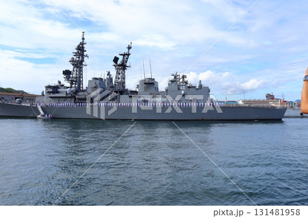 護衛艦上で整列する自衛官の景色（広島県呉市） 131481958