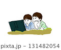 寝転がってタブレット鑑賞する子ども 131482054