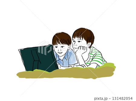 寝転がってタブレット鑑賞する子ども 131482054