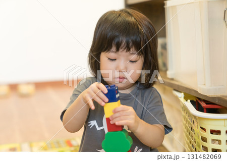 積み木を積み上げる女の子の幼児 131482069