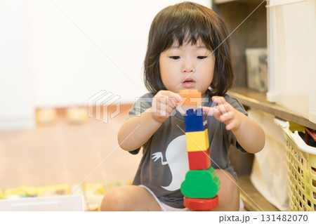 積み木を積み上げる女の子の幼児 131482070