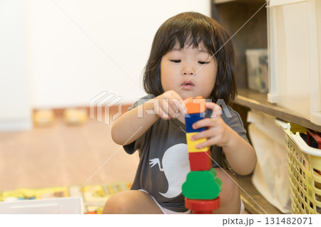 積み木を積み上げる女の子の幼児 131482071