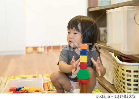 積み木を積み上げる女の子の幼児 131482072