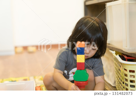 積み木を積み上げる女の子の幼児 131482073