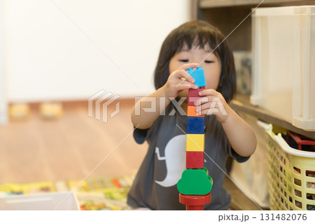 積み木を積み上げる女の子の幼児 131482076