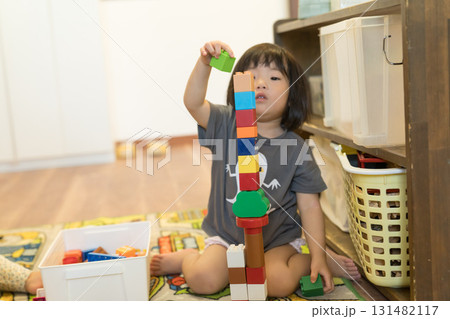 積み木を積み上げる女の子の幼児 積み木を積み上げる女の子の幼児 131482117