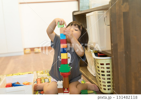 積み木を積み上げる女の子の幼児 131482118