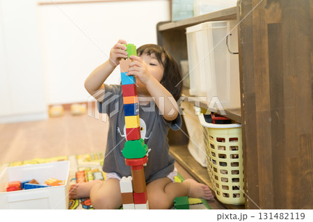 積み木を積み上げる女の子の幼児 131482119