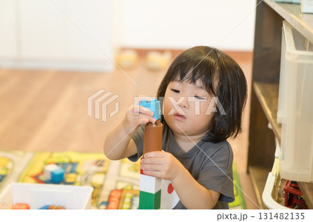 積み木を積み上げる女の子の幼児 積み木を積み上げる女の子の幼児 131482135
