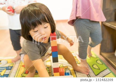 積み木を積み上げる女の子の幼児 131482209