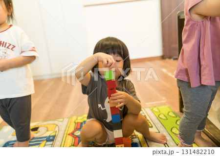 積み木を積み上げる女の子の幼児 131482210