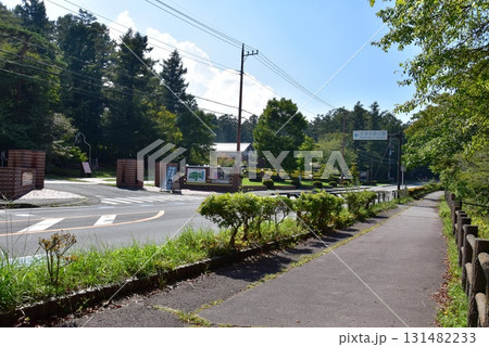 山梨県 山中湖グリーンパーク(山中湖文学の森公園)の正門と国道138号線 山梨県 山中湖グリーンパーク(山中湖文学の森公園)の正門と国道138号線 131482233