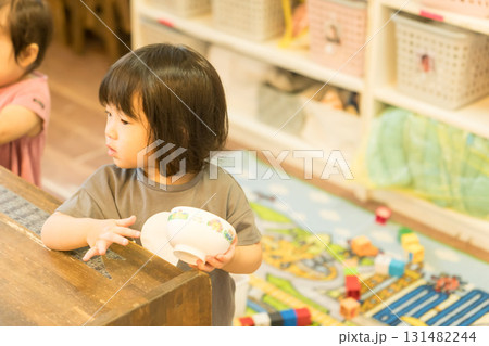 おもちゃで遊ぶ女の子の幼児 131482244