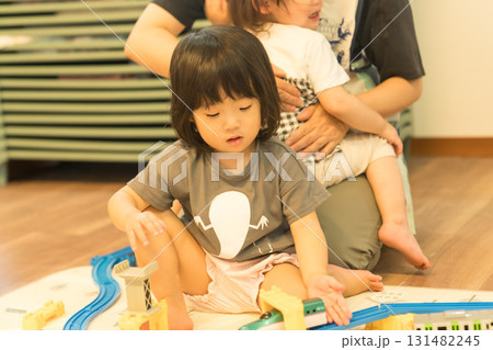 おもちゃで遊ぶ女の子の幼児 おもちゃで遊ぶ女の子の幼児 131482245
