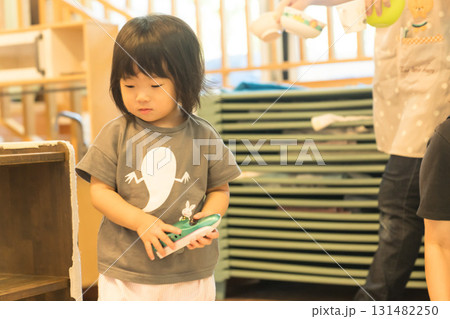 おもちゃで遊ぶ女の子の幼児 131482250