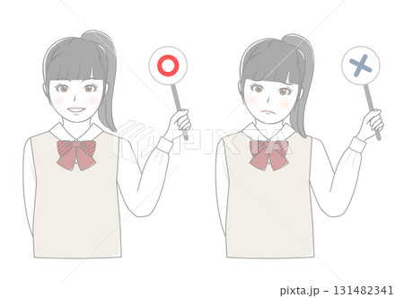 マルとバツのボードを持っている女子生徒 131482341