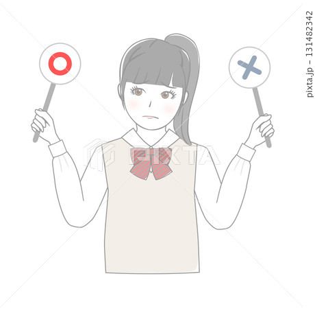 マルとバツのボードを持っている女子生徒 131482342