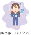 夜中に目が覚める女性　全身 131482389