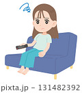 テレビに集中できない女性 131482392