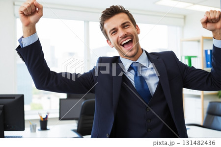 両手を上げて喜ぶビジネスマン 131482436