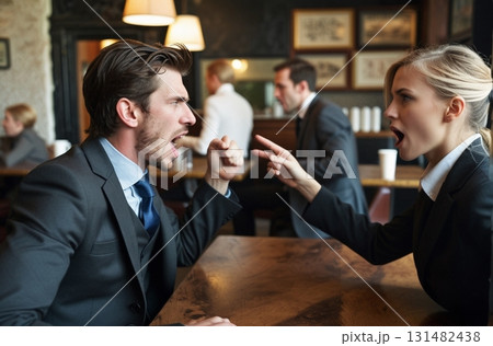 言い争いをする会社員の男女 131482438