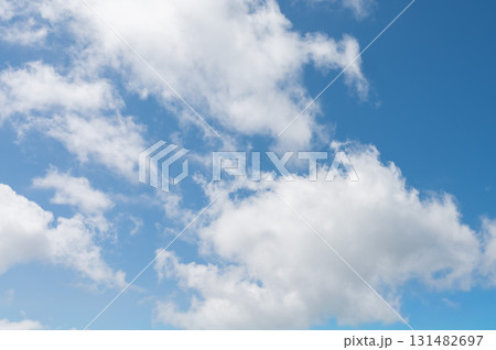 雲が浮かぶ美しい青空 雲が浮かぶ美しい青空 131482697