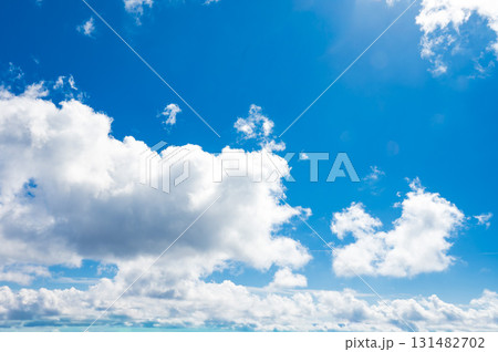 雲が浮かぶ美しい青空 131482702