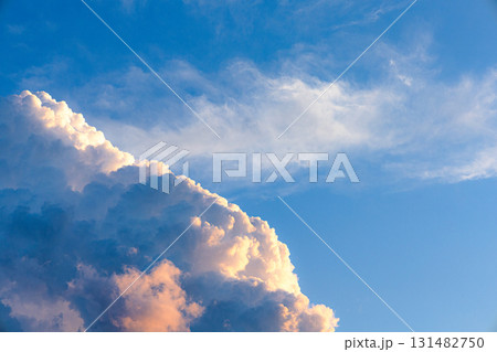 秋の少し物悲しい夕方の空と雲 秋の少し物悲しい夕方の空と雲 131482750