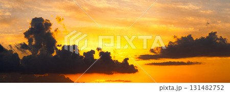 秋の少し物悲しい夕方の空と雲 秋の少し物悲しい夕方の空と雲 131482752
