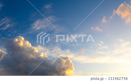 秋の少し物悲しい夕方の空と雲 秋の少し物悲しい夕方の空と雲 131482756