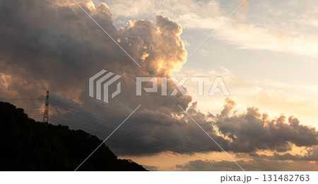 秋の少し物悲しい夕方の空と雲 131482763