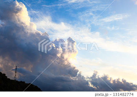 秋の少し物悲しい夕方の空と雲 131482774