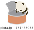 缶の中をのぞくパンダ 131483033