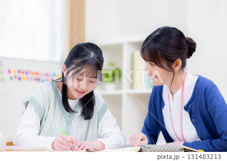 塾で先生と勉強する女子中学生　 131483213