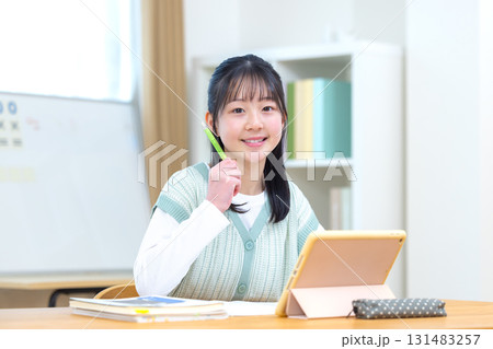 学習　勉強している女の子　 131483257