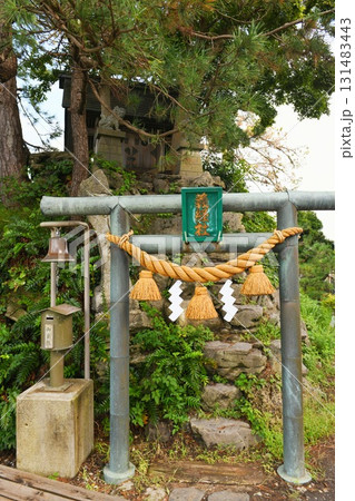 【高岡市　雨晴海岸「義経社」鳥居と社】 131483443