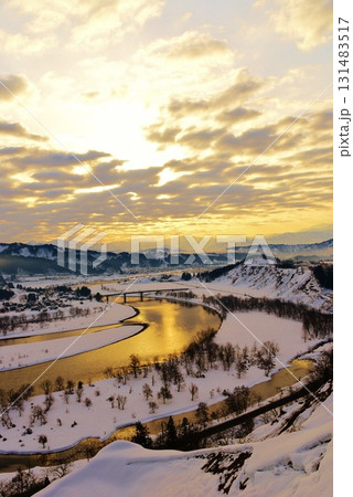 朝焼けの新潟県小千谷市山本山高原からの信濃川・越後三山雪景色 131483517