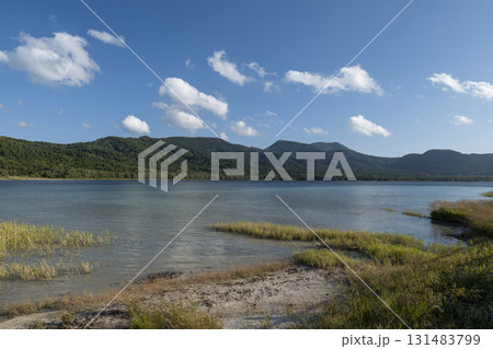 秋の宇曾利山湖の風景 131483799