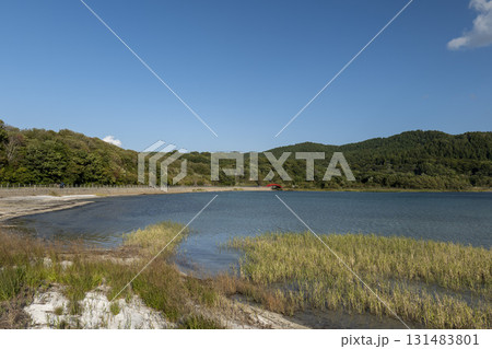 秋の宇曾利山湖の風景 131483801