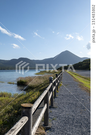 秋の宇曾利山湖の風景 131483802
