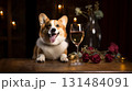 ワイングラスでお酒を飲むコーギー 131484091