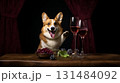 テーブルでお酒を飲むコーギー 131484092