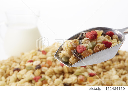 爽やかな朝食イメージ_フルーツグラノーラ 131484130