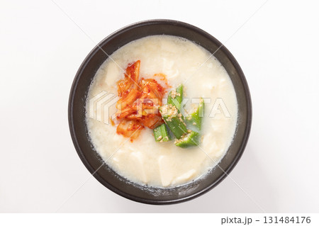 キムチとオクラの胡麻和えを乗せた豆腐スープ キムチとオクラの胡麻和えを乗せた豆腐スープ 131484176