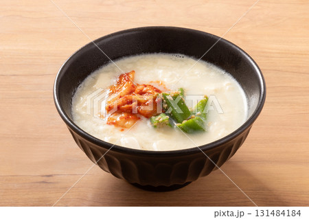 キムチとオクラの胡麻和えを乗せた豆腐スープ キムチとオクラの胡麻和えを乗せた豆腐スープ 131484184