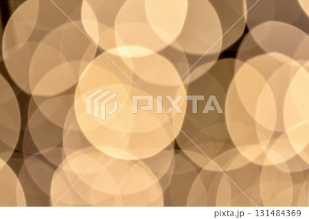 あたたかな雰囲気を演出する黄金色のボケ背景テクスチャ あたたかな雰囲気を演出する黄金色のボケ背景テクスチャ 131484369