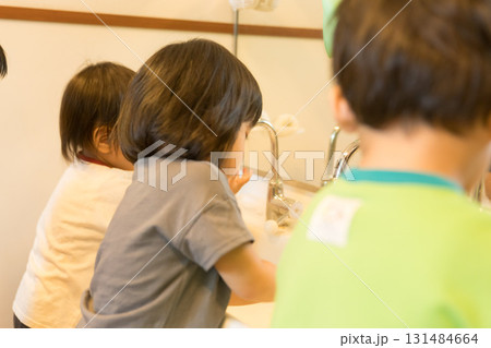 保育園で手洗いする園児 131484664