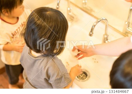 保育園で手洗いする園児 保育園で手洗いする園児 131484667